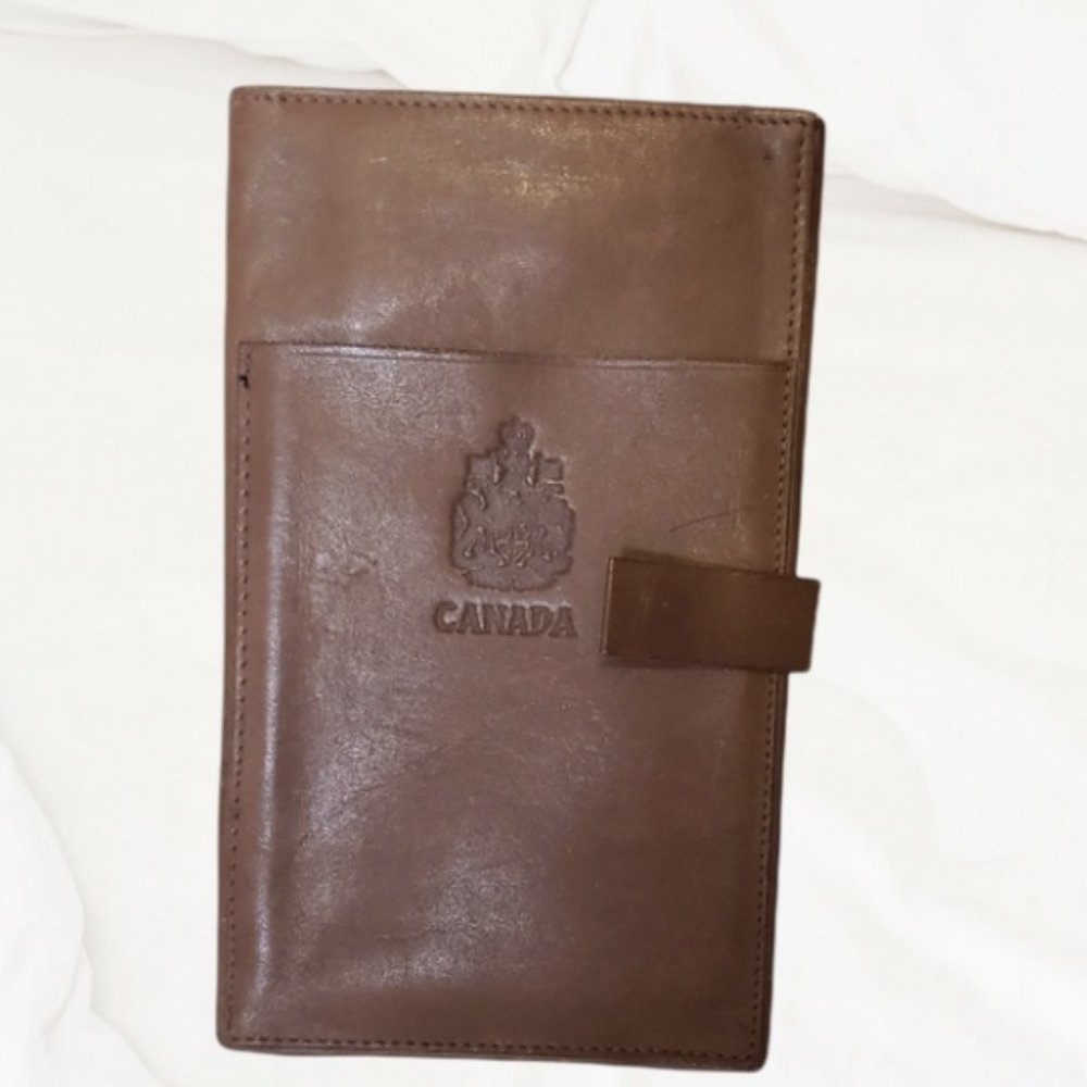Buxton vintage tan steerhide leather Canada passport travel wallet